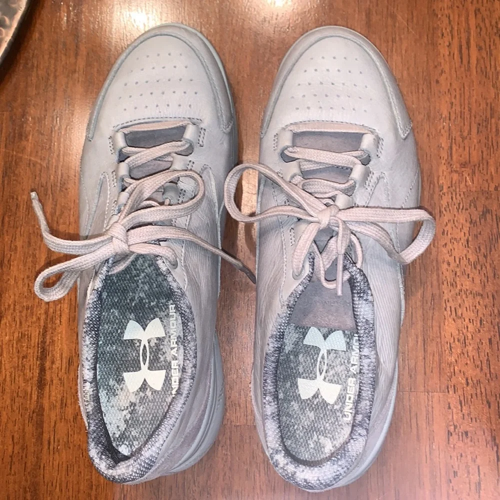 WOMENS UNDER ARMOUR SNEAKER SIZE 8